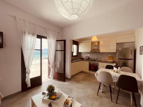 una cucina e un soggiorno con tavolo di Waves House a Kíssamos