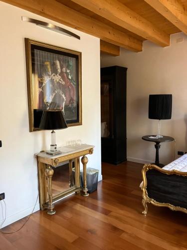 um quarto com uma mesa e um quadro na parede em Ciao Amore em Pádua