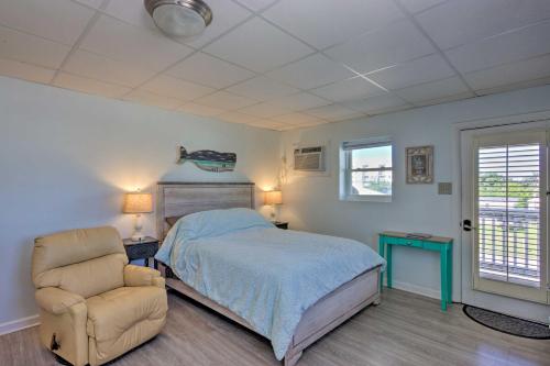 Postel nebo postele na pokoji v ubytování Atlantic Beach Studio with Community Pool!