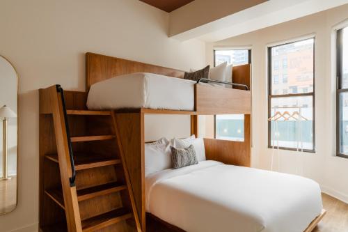 una camera con 2 letti a castello e un letto di Found Chicago powered by Sonder a Chicago