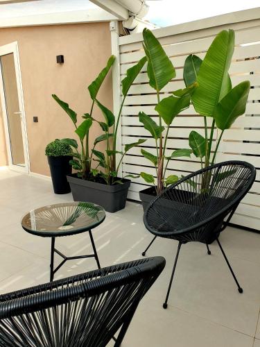 a patio with two chairs and a table and plants at Agrigento Chianu Palì - Guest Rooms camera Agrigento matrimoniale relax valle dei templi in Agrigento