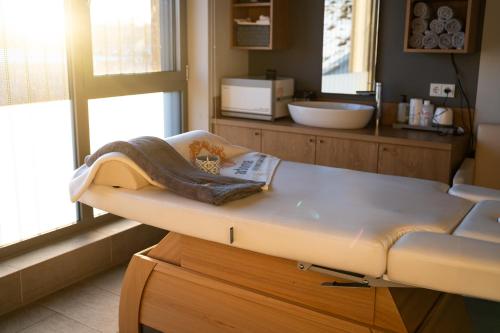 een ziekenhuisbed in een kamer met een raam bij ARBOREA Marina Resort Neustadt in Neustadt in Holstein