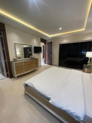 A bed or beds in a room at Al Narjes Villas & Apartments