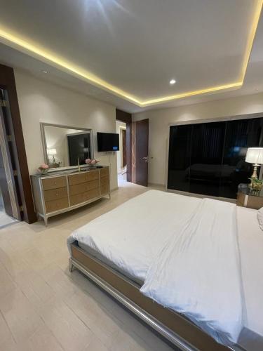 Postel nebo postele na pokoji v ubytování Al Narjes Villas & Apartments