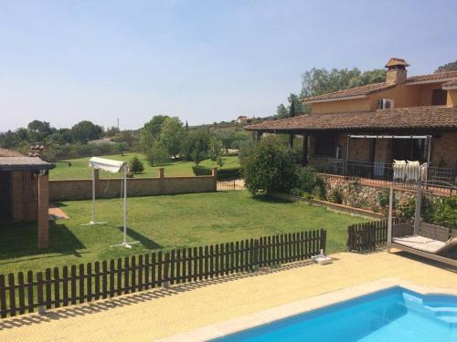 einen Hinterhof mit einem Pool und einem Haus in der Unterkunft Casa rural Dalia in Sierra de Fuentes