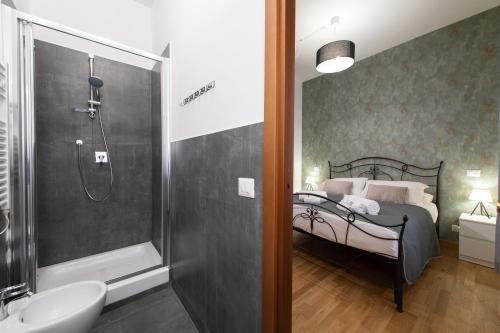 um banheiro com uma cama, um chuveiro e uma pia em Residenza Lualdi em Roma