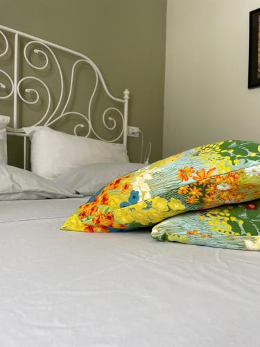 un letto con due cuscini sopra di Lefkas Marine Apartment a Città di Lefkada
