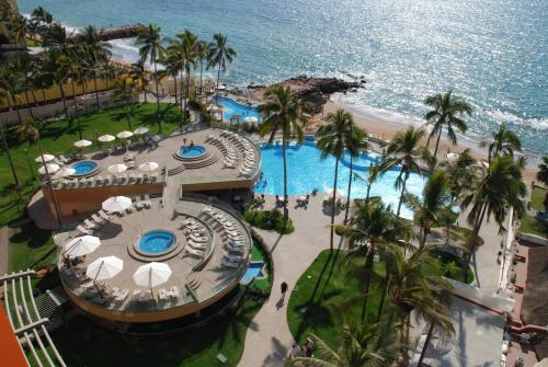 Bazén v ubytování Sunset Plaza Beach Resort Puerto Vallarta All Inclusive nebo v jeho okolí