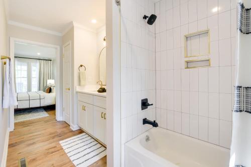 ein weißes Badezimmer mit einer Badewanne und einem Waschbecken in der Unterkunft Lovely Apex Vacation Rental on 7 Acres! in Apex