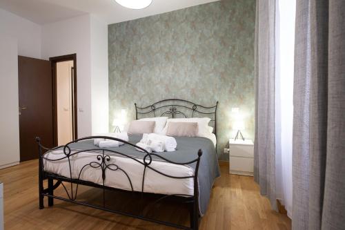 um quarto com uma cama grande e uma parede em Residenza Lualdi em Roma