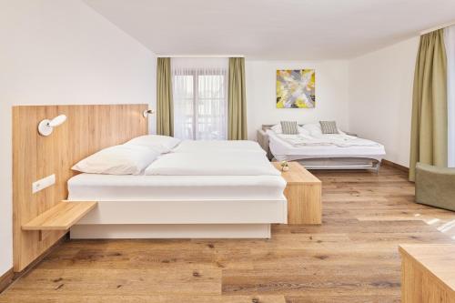 Кровать или кровати в номере Hotel Garni Gästehaus am Mühlbach