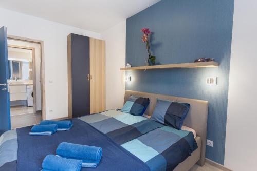 1 dormitorio azul con 1 cama grande con almohadas azules en CRVN4 #terrace #freeparking, en Budapest