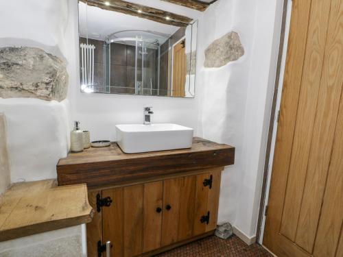 een badkamer met een wastafel en een spiegel bij Hen Dy Craig Yr Ronwy in Bala