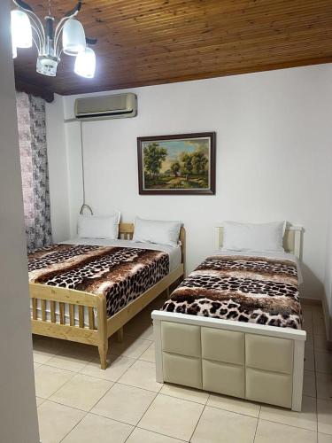um quarto com 2 camas e um tecto em Maria Guest House em Përmet