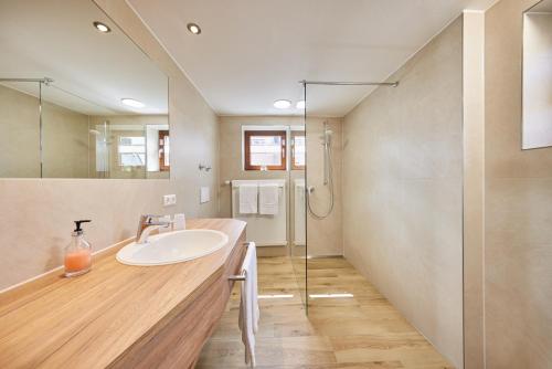 y baño con lavabo y ducha. en Hotel Garni Gästehaus am Mühlbach en Ottobeuren