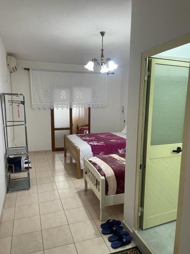 um quarto com uma cama e uma porta com um espelho em Maria Guest House em Përmet