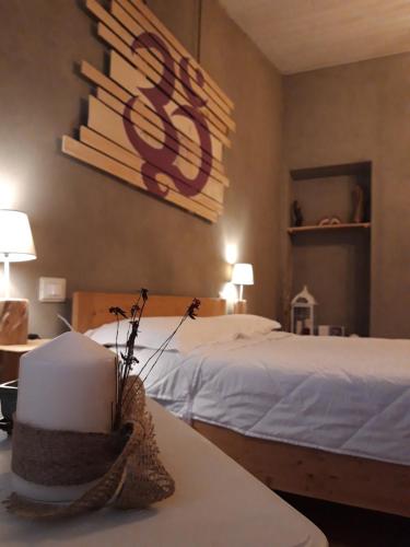 a hotel room with a bed and a table with a cake at B&B EcoAntico casa in paglia in Maiolo