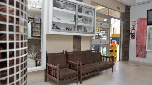 salon z kanapą w sklepie w obiekcie Hotel La Ínsula w mieście Cúcuta