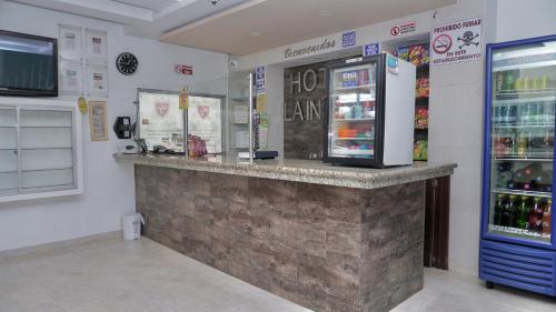 eine Bar in einem Laden mit einem Kühlschrank und einer Theke in der Unterkunft Hotel La Ínsula in Cúcuta
