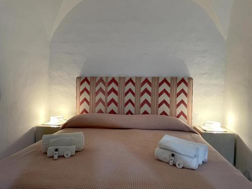 a bedroom with a bed with two towels on it at San Teodoro Punta Est Magnifico Trilocale Vista Mare in Capo Coda Cavallo