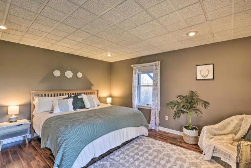 um quarto com uma cama grande e uma janela em Hilltop Retreat & Spa em Tully