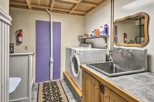 uma casa de banho com um lavatório e uma máquina de lavar roupa em Hilltop Retreat & Spa em Tully
