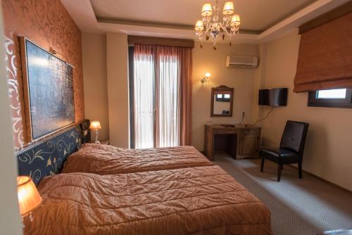 Una cama o camas en una habitación de Anesis Hotel