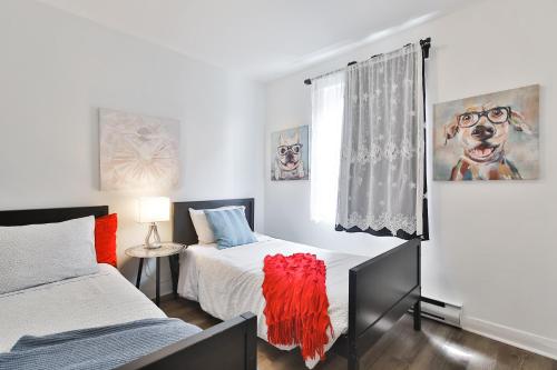 Postel nebo postele na pokoji v ubytování FREE PARKING - 2 BEDROOMS - full APARTMENT - in Beautiful Lachine - NEAR WATER - 15 MINUTE DRIVE TO DOWNTOWN