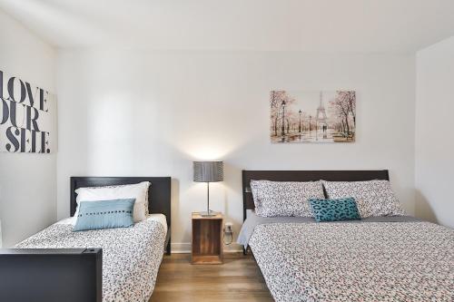 Postel nebo postele na pokoji v ubytování FREE PARKING - 2 BEDROOMS - full APARTMENT - in Beautiful Lachine - NEAR WATER - 15 MINUTE DRIVE TO DOWNTOWN
