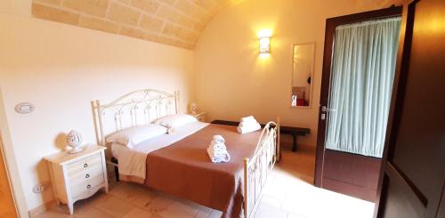 ein Schlafzimmer mit einem Bett, einer Kommode und einem Fenster in der Unterkunft Lamia Pieranna in Cisternino