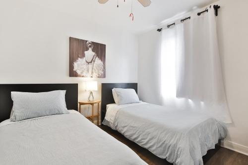 Postel nebo postele na pokoji v ubytování FREE PARKING - 2 BEDROOMS - full APARTMENT - in Beautiful Lachine - NEAR WATER - 15 MINUTE DRIVE TO DOWNTOWN