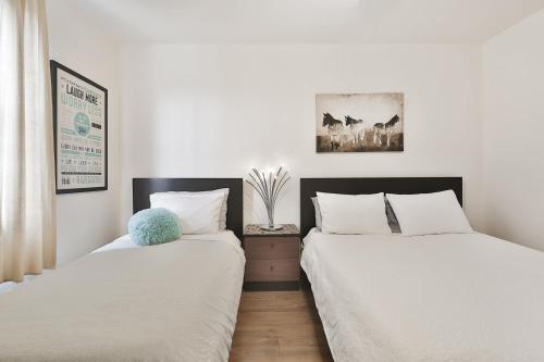 Postel nebo postele na pokoji v ubytování FREE PARKING - 2 BEDROOMS - full APARTMENT - in Beautiful Lachine - NEAR WATER - 15 MINUTE DRIVE TO DOWNTOWN