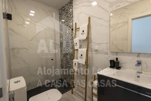 W łazience znajduje się prysznic, toaleta i umywalka. w obiekcie Bluevillas Ribamar T3 by ACasaDasCasas w mieście Ericeira