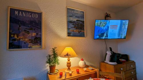TV a/nebo společenská místnost v ubytování Combe Blanche 1217