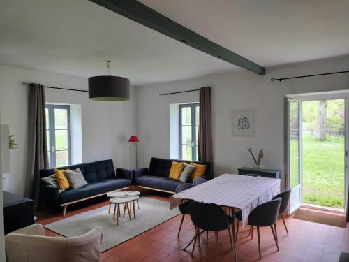 un salon avec un canapé et une table dans l'établissement Maison de Pierre 4 à 6 personnes, à Lempaut