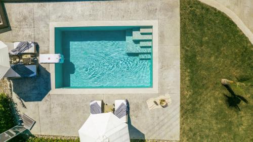 - une vue sur la piscine dans la cour dans l'établissement Binios Villa, à Vasilikos