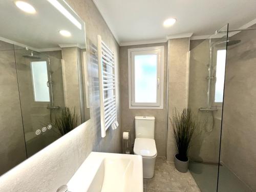 a bathroom with a toilet and a shower and a sink at Penthouse mit private Dachterrasse und Blick auf das Meer, Berge ,Hafen in Estepona