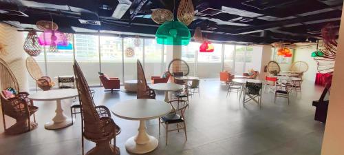 Un restaurant sau alt loc unde se poate mânca la Aveline Suites Executive City View ACQUA Private Residences near Rockwell Makati