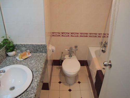 Ένα μπάνιο στο Hotel Grand Continental Kuching