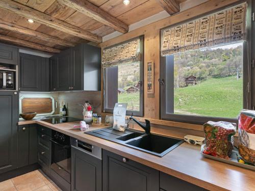 Appart 3 chambres, cheminée, balcon, aux pieds des pistes - FR-1-570-29