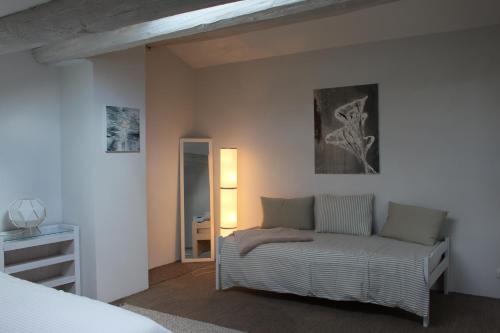Posteľ alebo postele v izbe v ubytovaní Mas Les Romarins, 10 min d'Uzès, piscine et grand jardin clos, jeux, nid de repos et base pour activités dans le Gard