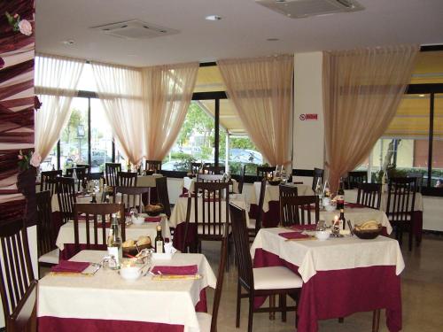 Ресторан / й інші заклади харчування у Hotel Crosal