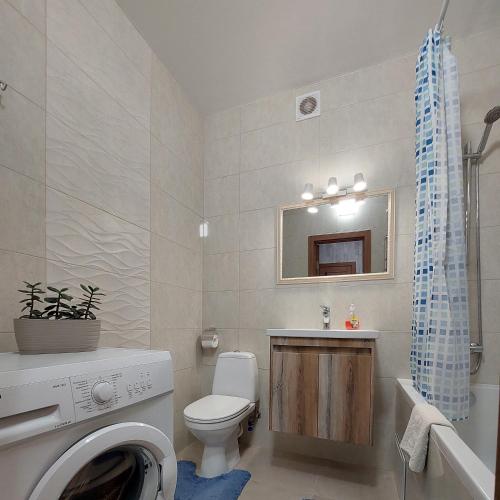a bathroom with a washing machine and a washer at Новобуд з кондиціонером ЖК "Яровиця 11" in Lutsk