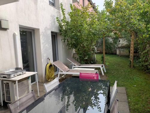Photo de la galerie de l'établissement Appartement très calme avec jardin plein sud, à Lyon