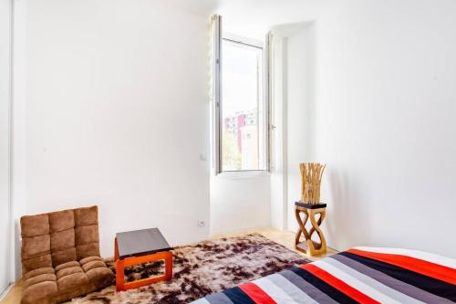 une chambre avec un lit et une fenêtre dans l'établissement Room rental in apartment in Marseille, à Marseille