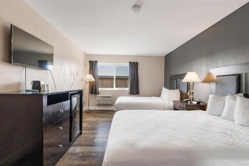 Ένα ή περισσότερα κρεβάτια σε δωμάτιο στο Sutter Inn