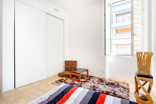 une chambre avec un lit, une chaise et une fenêtre dans l'établissement Room rental in apartment in Marseille, à Marseille