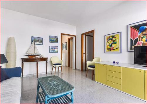 Una sala de estar con un sofá y un televisor. en Appartamenti La Colombaia, en Porto Azzurro