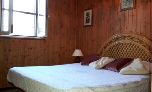 ガエータにあるGaeta Villino Isabellaの白いベッド1台が備わる木製の壁のベッドルーム1室