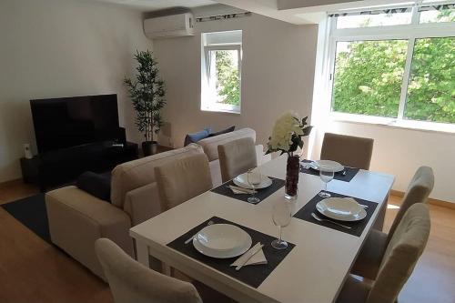 Lisbon, 2 Bedrooms, Metro & Airport, AC & WiFi